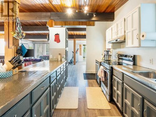 2408 11Th Avenue, Castlegar, BC - Indoor Photo Showing Kitchen