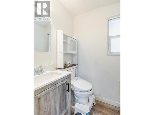 2408 11Th Avenue, Castlegar, BC - Indoor Photo Showing Bathroom