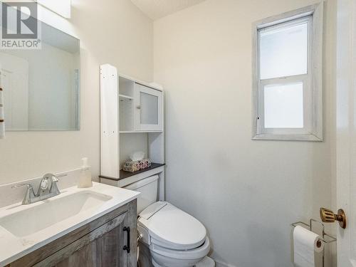 2408 11Th Avenue, Castlegar, BC - Indoor Photo Showing Bathroom