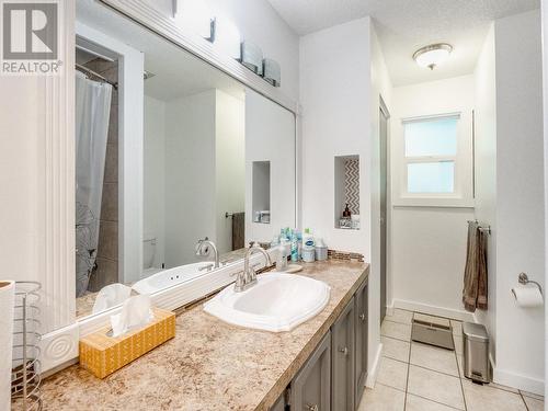 2408 11Th Avenue, Castlegar, BC - Indoor Photo Showing Bathroom