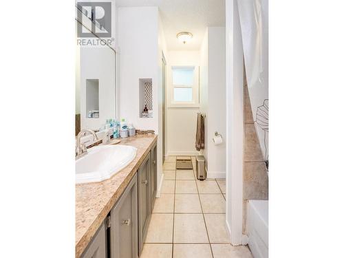 2408 11Th Avenue, Castlegar, BC - Indoor Photo Showing Bathroom