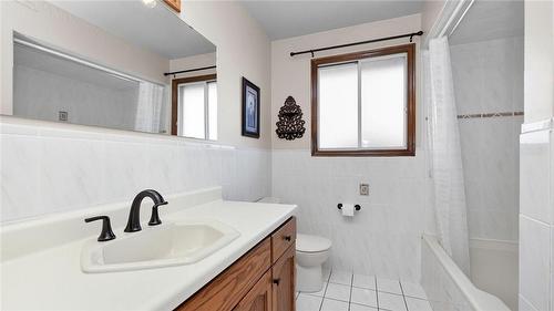 21 Haskins Court, Hamilton, ON - Indoor Photo Showing Bathroom