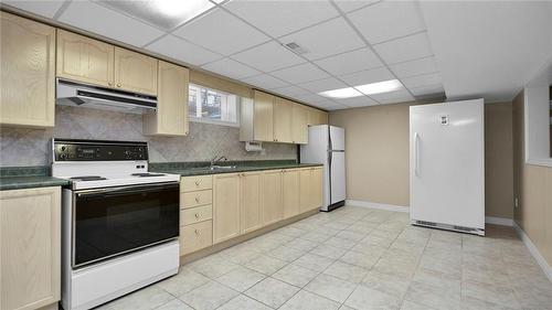 21 Haskins Court, Hamilton, ON - Indoor Photo Showing Kitchen