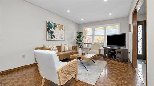 21 Haskins Court, Hamilton, ON - Indoor Photo Showing Living Room