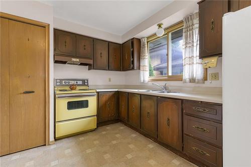 79 Hanover Place, Hamilton, ON - Indoor Photo Showing Kitchen With Double Sink