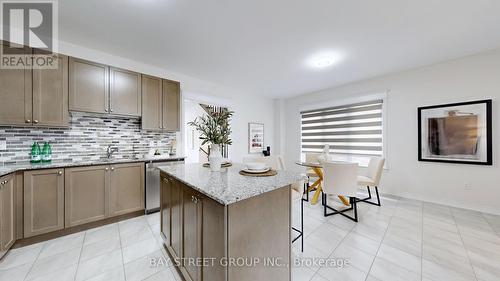 202 Paradelle Drive, Richmond Hill (Oak Ridges Lake Wilcox), ON - Indoor Photo Showing Kitchen With Upgraded Kitchen