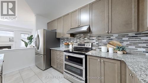 202 Paradelle Drive, Richmond Hill (Oak Ridges Lake Wilcox), ON - Indoor Photo Showing Kitchen With Stainless Steel Kitchen With Upgraded Kitchen