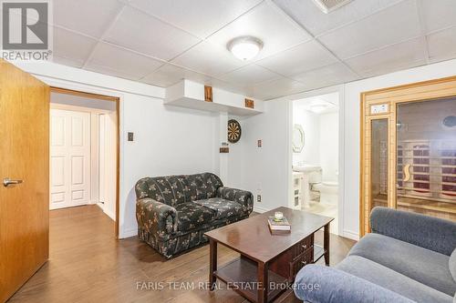 6582 Yonge Street, Innisfil, ON - Indoor Photo Showing Living Room