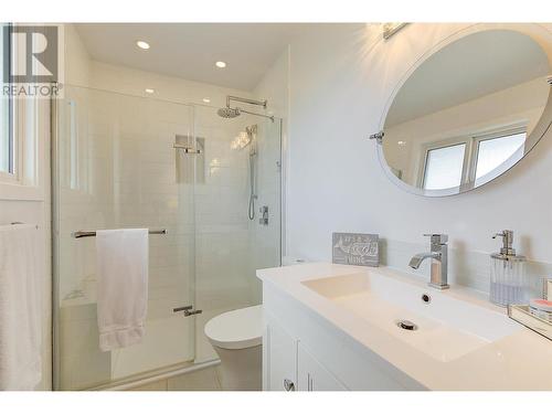 878 Roma Court, Kelowna, BC - Indoor Photo Showing Bathroom