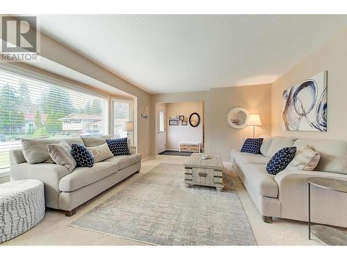 878 Roma Court, Kelowna, BC - Indoor Photo Showing Living Room