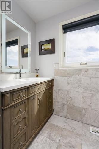 18734 County 2 Road, Cornwall, ON - Indoor Photo Showing Bathroom