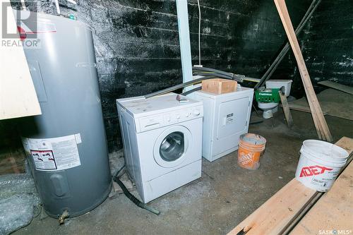 631 Saskatchewan Avenue, Kerrobert, SK - Indoor Photo Showing Laundry Room