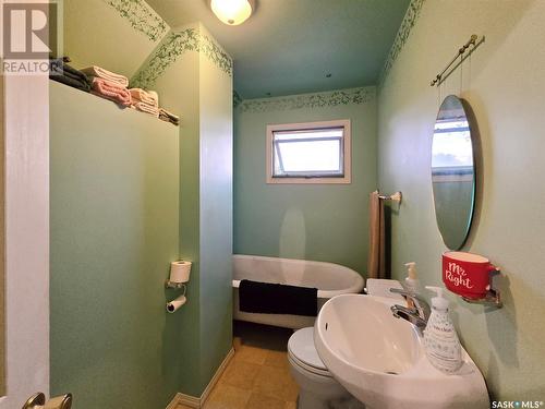 110 2Nd Avenue, Young, SK - Indoor Photo Showing Bathroom