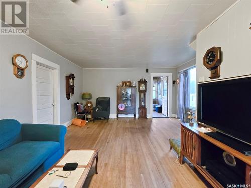 110 2Nd Avenue, Young, SK - Indoor Photo Showing Living Room