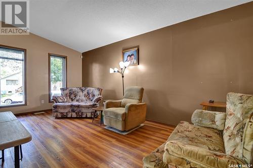 1329 Queen Street, Regina, SK - Indoor Photo Showing Living Room