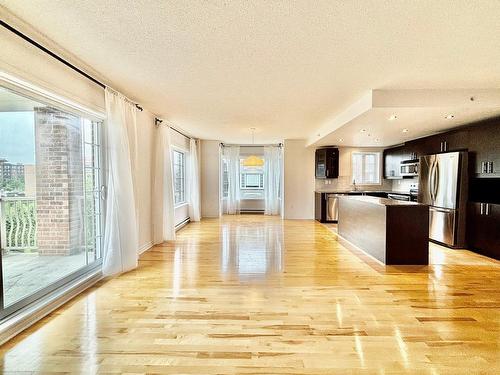 Living room - 3095 Av. Ernest-Hemingway, Montréal (Saint-Laurent), QC - Indoor Photo Showing Kitchen