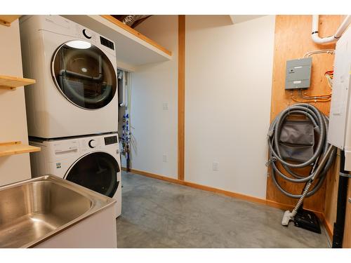 3439 Cazakoff Road, Nelson, BC - Indoor Photo Showing Laundry Room