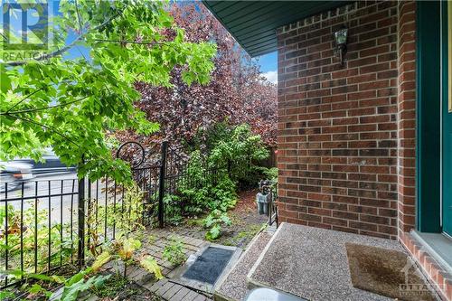 8 Beckington Private, Ottawa, ON - Outdoor