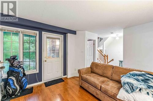 8 Beckington Private, Ottawa, ON - Indoor Photo Showing Living Room