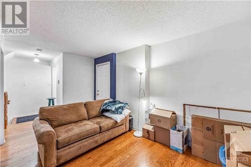 8 Beckington Private, Ottawa, ON - Indoor Photo Showing Living Room