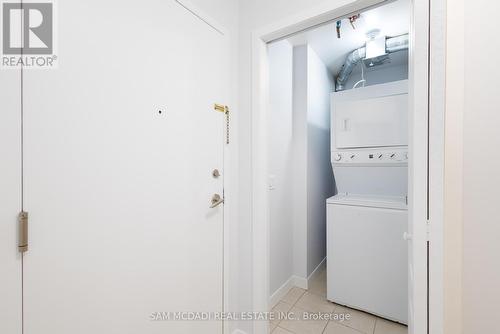 102 - 4 Dayspring Circle, Brampton (Goreway Drive Corridor), ON - Indoor Photo Showing Laundry Room