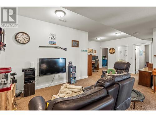 1011 Mt. Ida Drive, Vernon, BC - Indoor Photo Showing Living Room