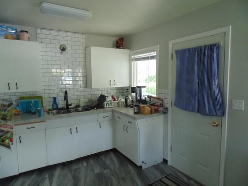 2521 6Th Avenue, Castlegar, BC - Indoor Photo Showing Kitchen With Double Sink