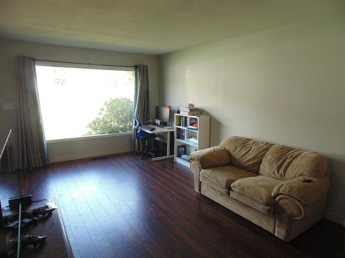 2521 6Th Avenue, Castlegar, BC - Indoor Photo Showing Living Room