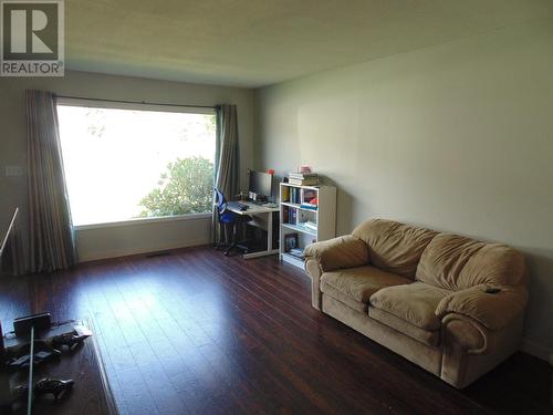 2521 6Th  Avenue, Castlegar, BC - Indoor Photo Showing Living Room