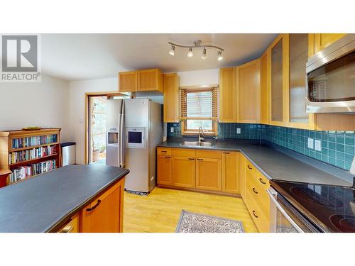 2087 3 Highway, Fernie, BC - Indoor Photo Showing Kitchen