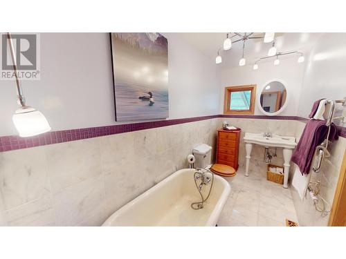 2087 3 Highway, Fernie, BC - Indoor Photo Showing Bathroom