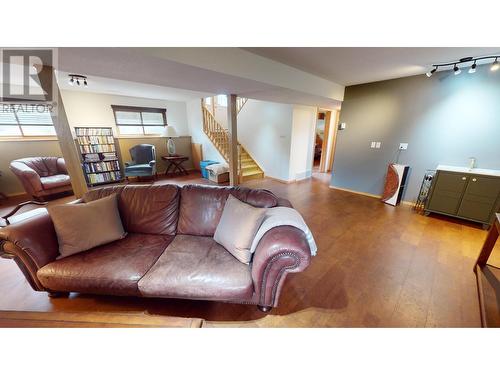 2087 3 Highway, Fernie, BC - Indoor Photo Showing Living Room