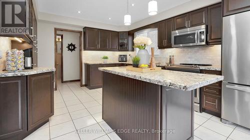 21 Haskins Court, Hamilton (Red Hill), ON - Indoor Photo Showing Kitchen With Upgraded Kitchen