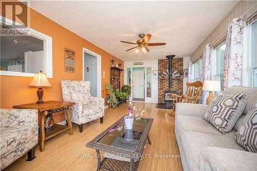 347 Black Point Road, North Algona Wilberforce (561 - North Algona/Wilberforce Twp), ON - Indoor Photo Showing Living Room