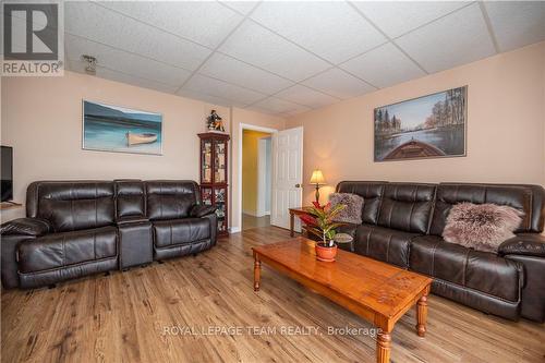 347 Black Point Road, North Algona Wilberforce (561 - North Algona/Wilberforce Twp), ON - Indoor Photo Showing Living Room