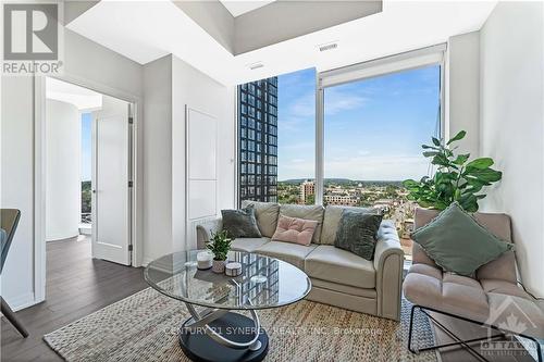 1002 - 805 Carling Avenue, Ottawa, ON - Indoor Photo Showing Living Room