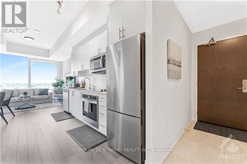 1002 - 805 Carling Avenue, Ottawa, ON - Indoor Photo Showing Kitchen