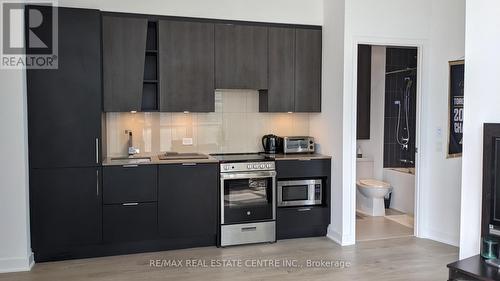 302 - 3900 Confederation Parkway, Mississauga (City Centre), ON - Indoor Photo Showing Kitchen