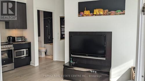 302 - 3900 Confederation Parkway, Mississauga (City Centre), ON - Indoor Photo Showing Living Room