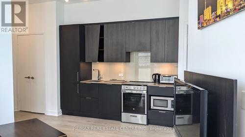 302 - 3900 Confederation Parkway, Mississauga (City Centre), ON - Indoor Photo Showing Kitchen