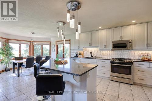 6325 Dundas Street, Thames Centre, ON - Indoor Photo Showing Kitchen With Upgraded Kitchen