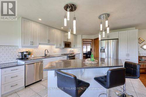 6325 Dundas Street, Thames Centre, ON - Indoor Photo Showing Kitchen With Upgraded Kitchen