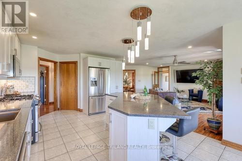 6325 Dundas Street, Thames Centre, ON - Indoor Photo Showing Kitchen With Upgraded Kitchen