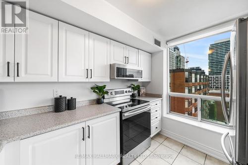 1006 - 109 Front Street E, Toronto (Waterfront Communities), ON - Indoor Photo Showing Kitchen