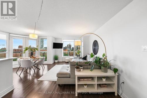 1006 - 109 Front Street E, Toronto (Waterfront Communities), ON - Indoor Photo Showing Living Room