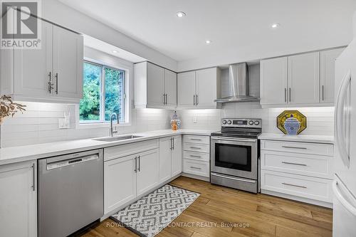 38 Irwin Drive, Barrie (Northwest), ON - Indoor Photo Showing Kitchen With Upgraded Kitchen