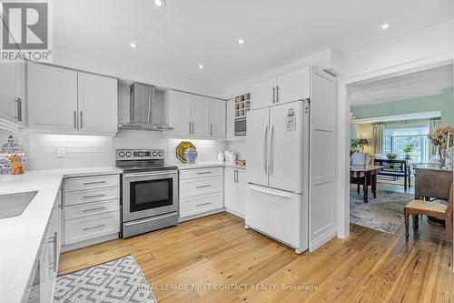 38 Irwin Drive, Barrie (Northwest), ON - Indoor Photo Showing Kitchen With Upgraded Kitchen