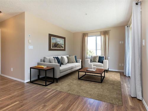 6-8 White St, Ladysmith, BC - Indoor Photo Showing Living Room