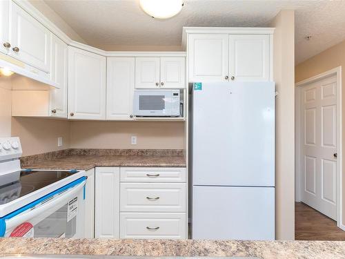 6-8 White St, Ladysmith, BC - Indoor Photo Showing Kitchen