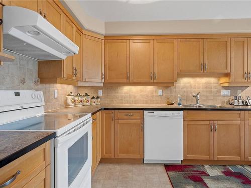 213-350 Island Hwy South, Campbell River, BC - Indoor Photo Showing Kitchen With Double Sink